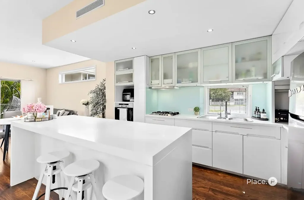 Balmoral 3Zimmer Spacious small lot home with high ceilings! Walk to Citycat, Park and Cafes