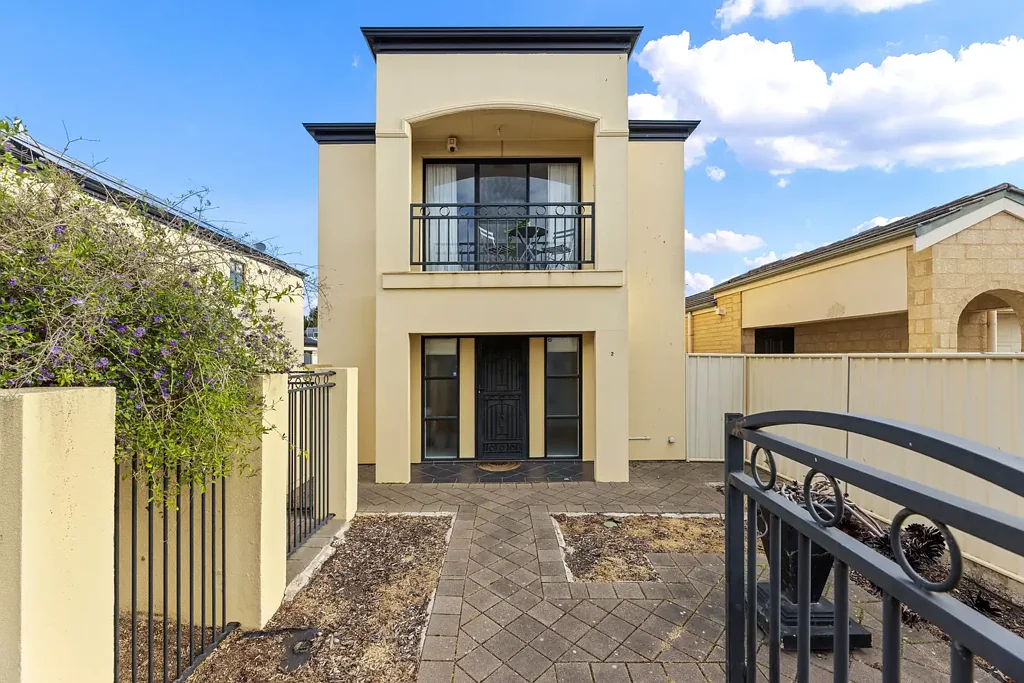 Campbelltown 3Kwarto Lofty Contemporary Townhouse has Space, Style & Scope