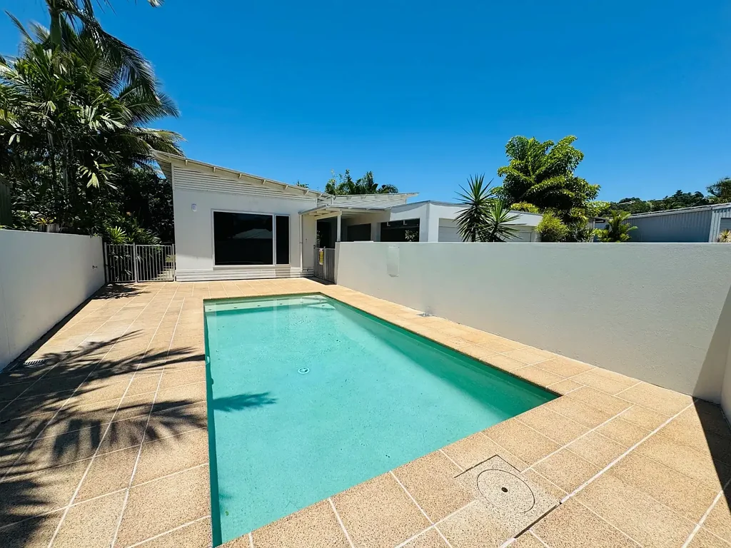 South Mission Beach 3 Slaapkamer Snap up this Contemporary Style Home with Pool in a Quiet Cul-de-sac !