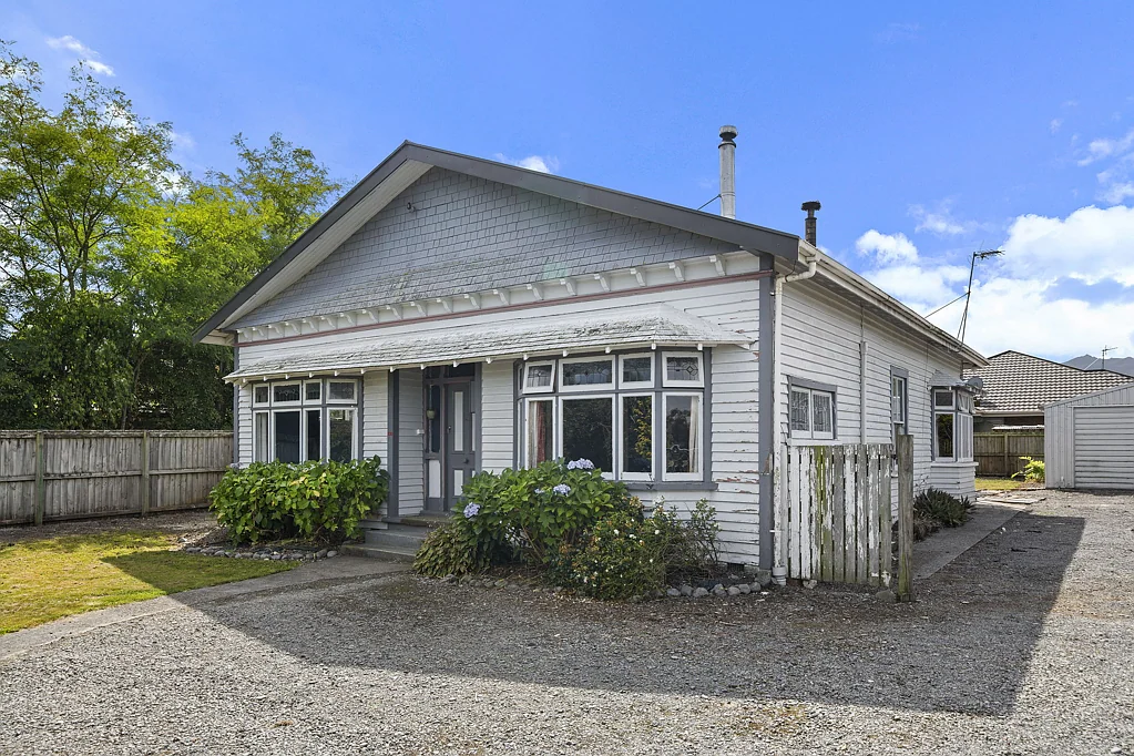 Oxford 3Phòng ngủ Charming 1930 Bungalow Awaits New Owners!