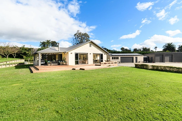 Bunnythorpe 3房  Car enthusiasts paradise! & stunning home.
