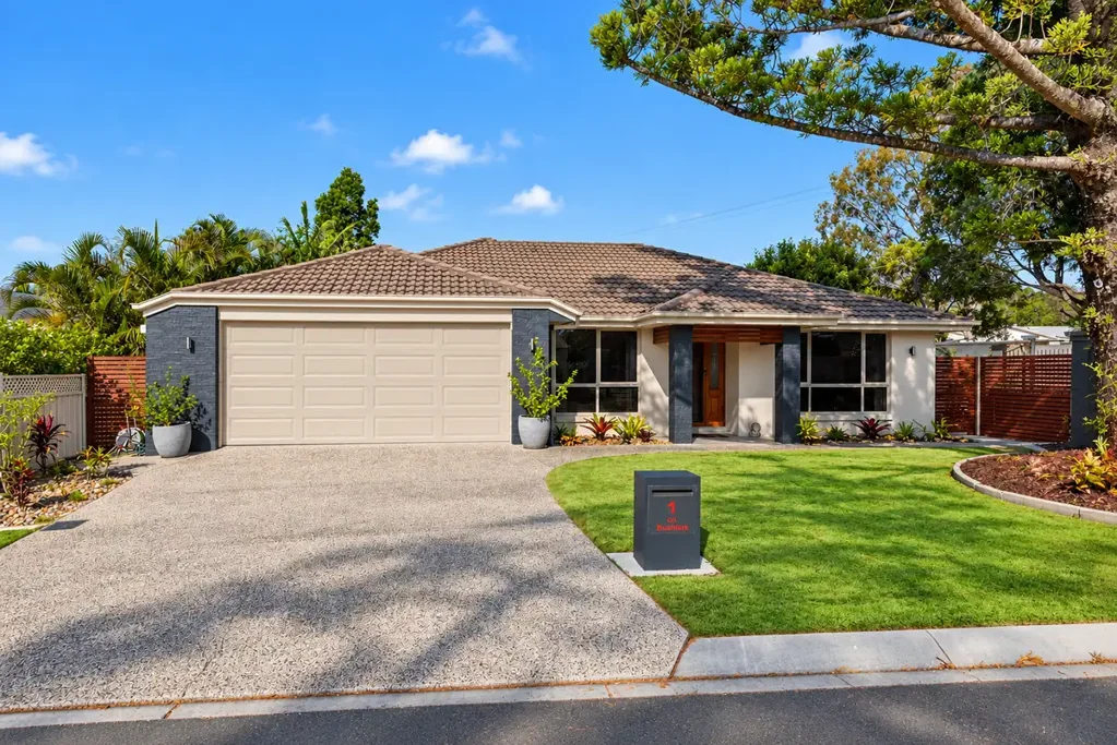 Carindale 4Kwarto Tranquil Family Living on a Spacious 801sqm Corner Block