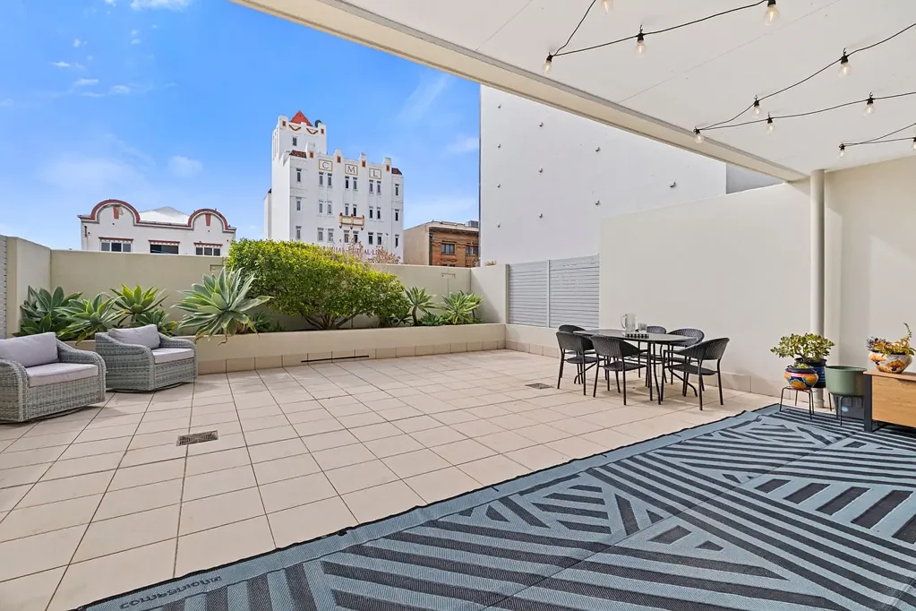 Newcastle 1房  Sophisticated Inner-City Living with Expansive Terrace Appeal