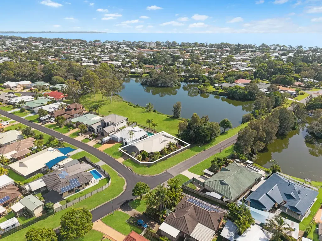 Torquay 4房  LAKESIDE LIVING JUST MOMENTS FROM THE BEACH