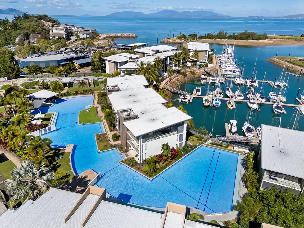 Nelly Bay 2 Bedroom PERFECTLY LOCATED DUAL KEY UNIT IN  " PEPPERS BLUE ON BLUE RESORT " MAGNETIC ISLAND .