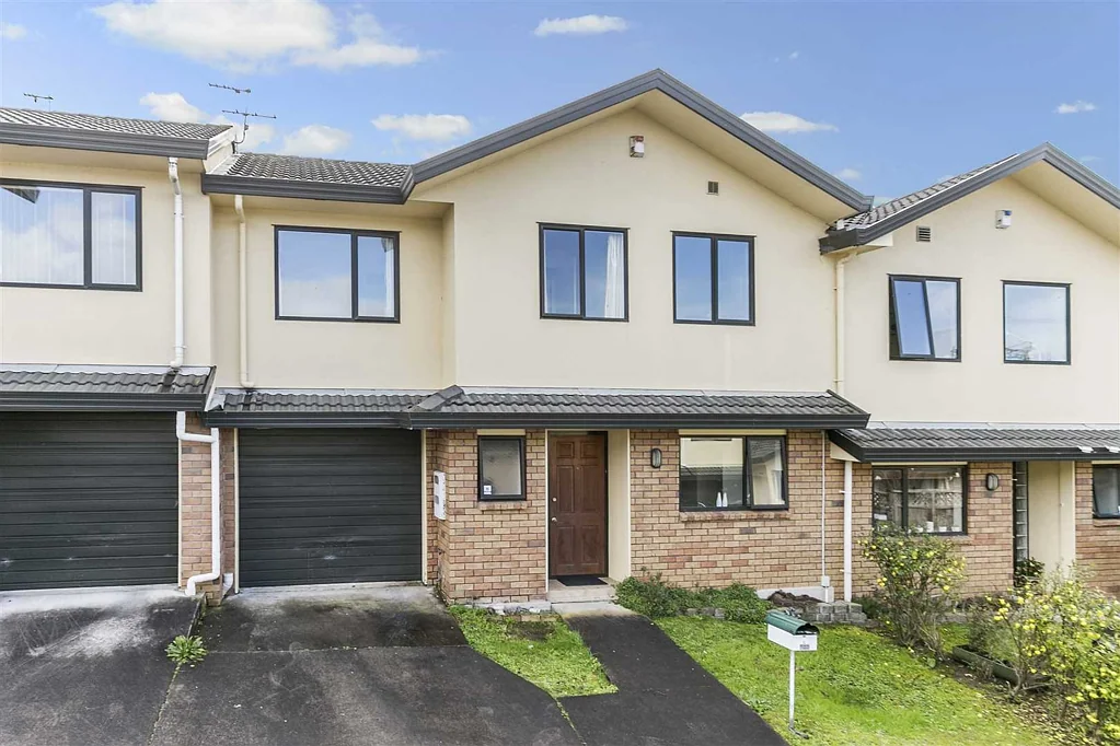 Newly renovated 3 bedrooms plus 1 study with 1.5 bathrooms town house in New Lynn.