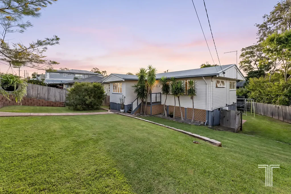 Carina Heights 3房 Brisbane东部热门区 宽敞地块 双车库工作室 现代Queensland风格 成熟社区 便捷生活 配套齐全 Character, Space and Lifestyle in the Heart of Carina Heights