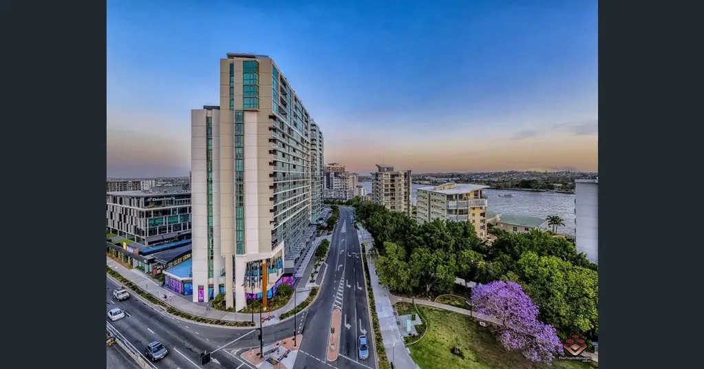 FULLY FURNISHED 1 BEDROOM APARTMENT - HAMILTON HARBOUR
