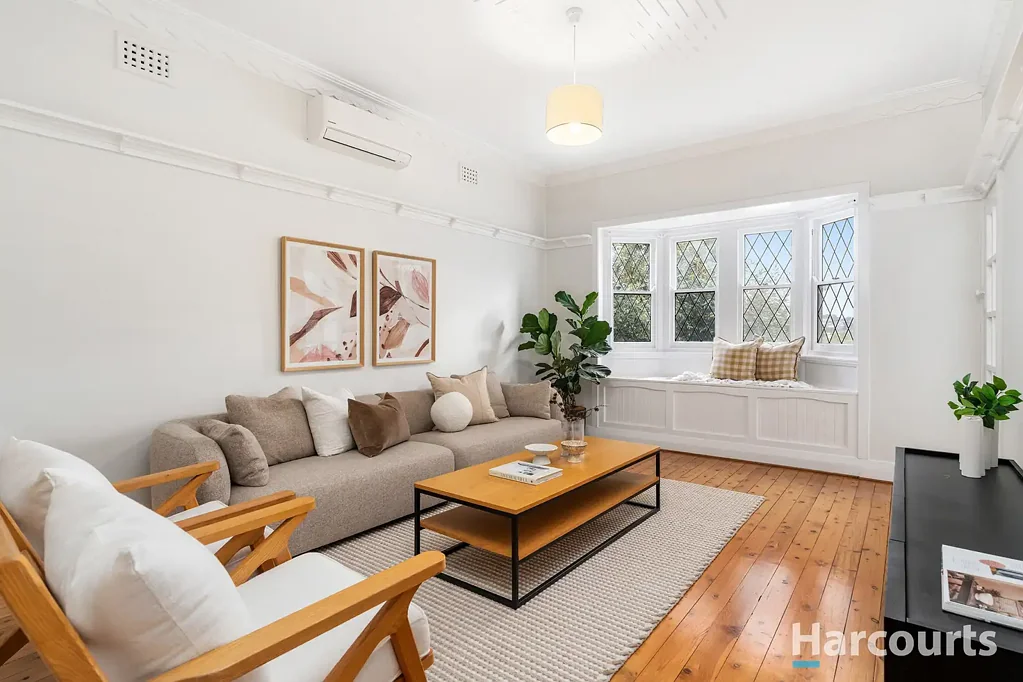 New Lambton 3房  Character filled beauty, rear lane access, 200m to village