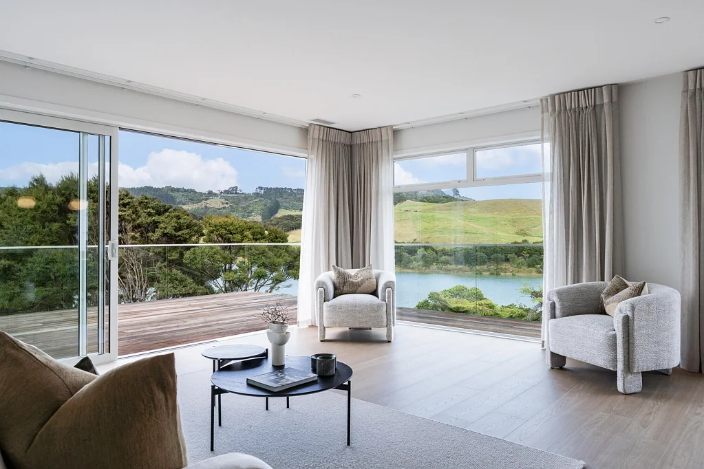 Raglan 5chambre Large modern waterfront home- Price reduced!
