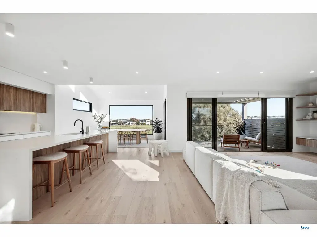 Torquay 4 Bedroom Renovated Family Haven on The Sands