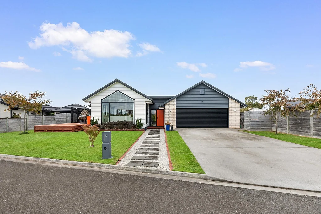 Morrinsville 4房  Golf Course One Side, Farmland the Other - Perfection Everywhere!
