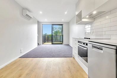 Sunny 2 bedroom townhouse with a garage