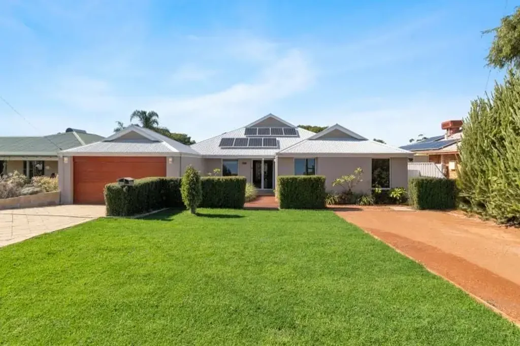 Golden Bay 4 Bedroom Big, Bold & Beautiful in the heart of Golden Bay