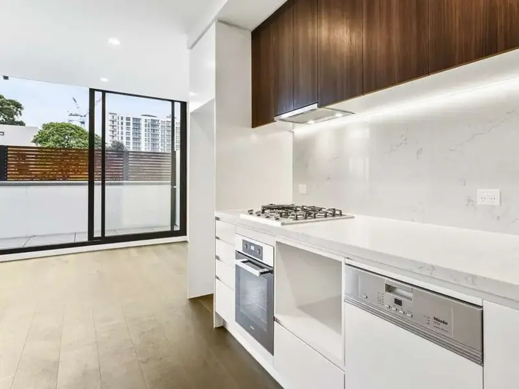 Modern 1-Bedroom Apartment walk to Westfield