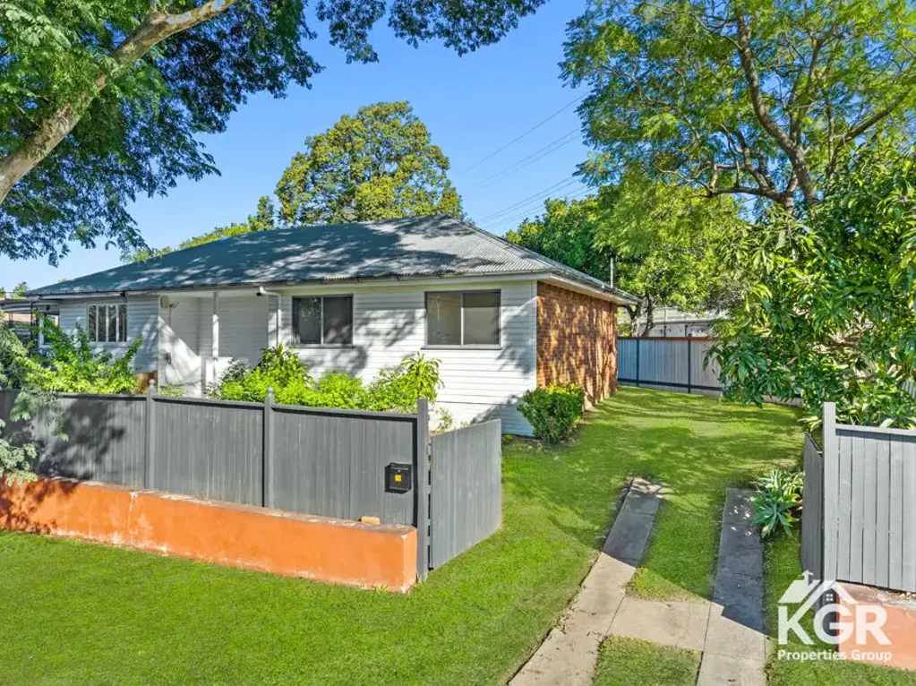 Spacious Family Home in Holland Park West - 40 Mansted St available