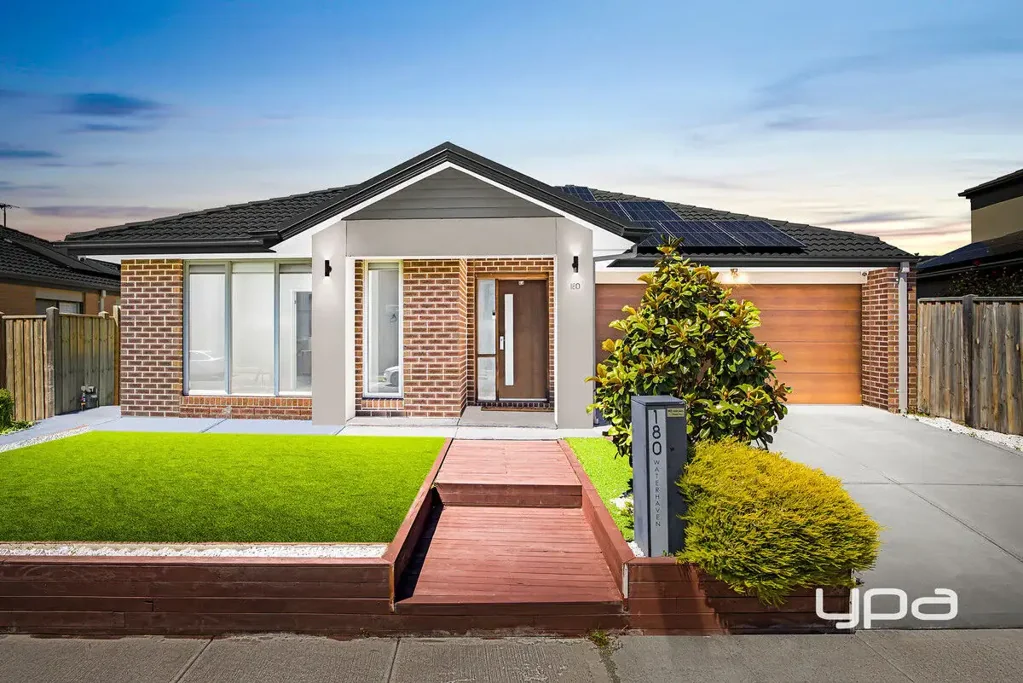 Point Cook 3房 快速通勤CBD 高端装修安全港湾 公交火车便捷 步行生活圈 现代遮光窗帘 太阳能降成本 三房多功能 主卧带套间 开放式厨餐区 高效冷暖系统 双车库安全停 Spacious, Stylish, and Energy Efficient - Ideal Location in Point Cook