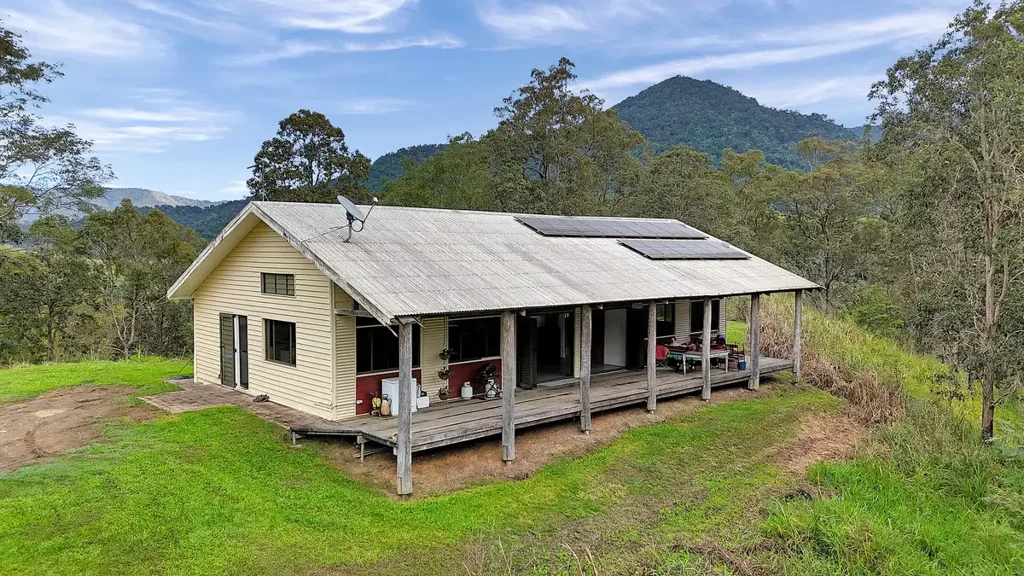Finch Hatton A Rare Off-Grid Tropical Retreat