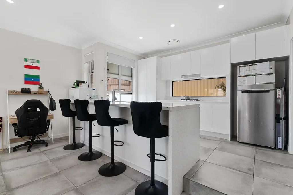 Greenacre 3房 阳光起居空间 优质大理石厨房 主卧带浴缸 管道空调 Wi-Fi全屋覆盖 双车库庭院绿洲 便利生活配套 VILLA 4 - MUST BE SOLD!