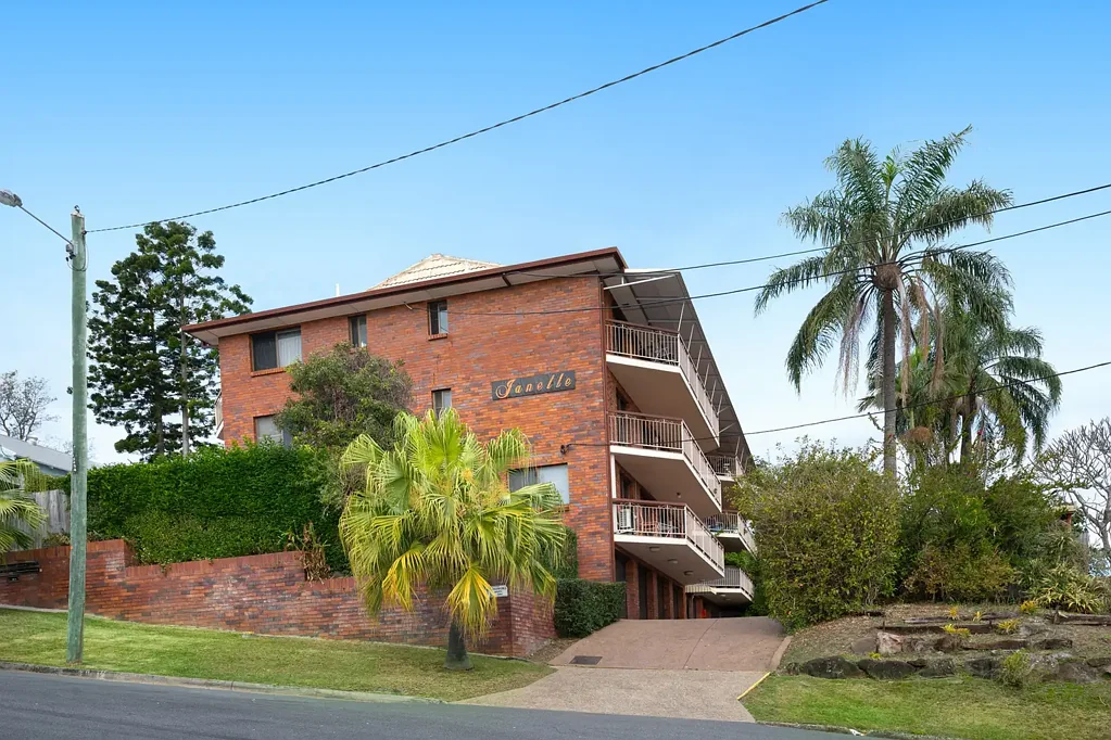Greenslopes 2Kwarto Top floor panoramic paradise – City & Mt-Coot-tha views, steps to IGA, Jam Pantry, Mall & Hospital
