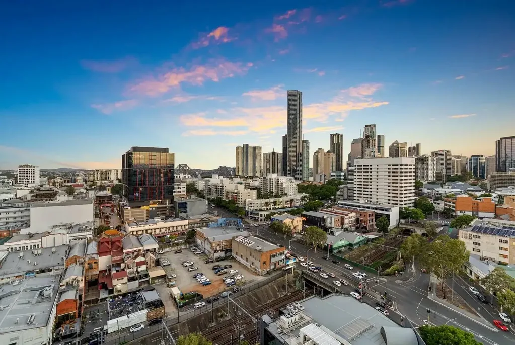 Fortitude Valley 3房 著名“FV Flatiron Residences”顶层公寓恭候您的到来 The Penthouse in the renowned 'FV Flatiron Residences' awaits