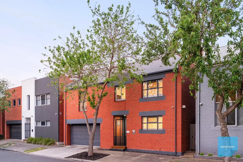 Caroline Springs 4Kwarto Bespoke Warehouse Living in the Heart of Caroline Springs!