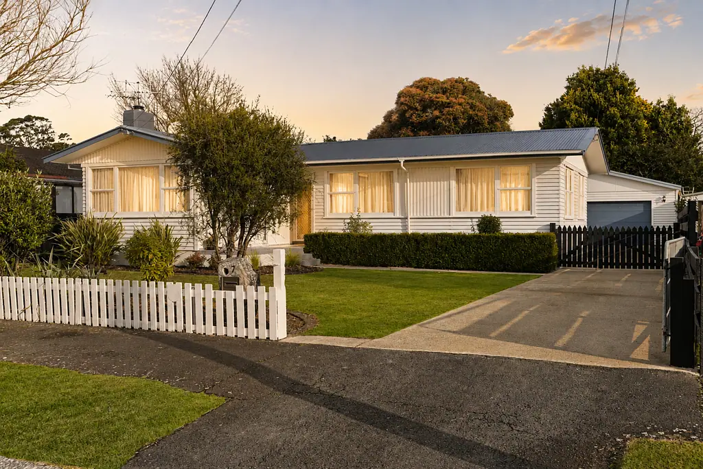 Glenview 4 Bedroom Flexible Family Living | Sunny Backyard