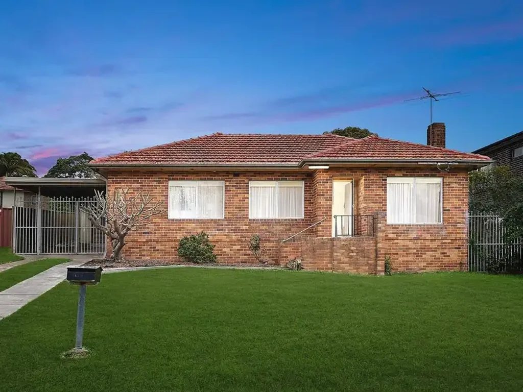 PARKSIDE 4 BEDROOM FAMILY HOME