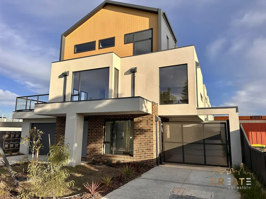 BRAND NEW TOWNHOUSE JUST MINUTES FROM DEER PARK TRAIN STATION