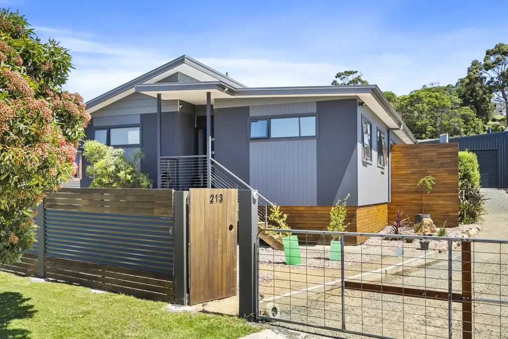 Coles Bay 3ห้องนอน Offering privacy and space, and even a boatshed!