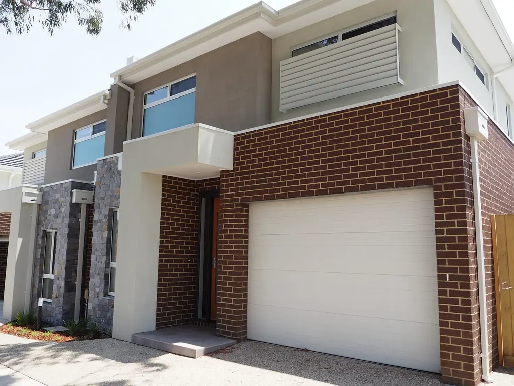 Light and Bright Unit In A Fantastic Location!