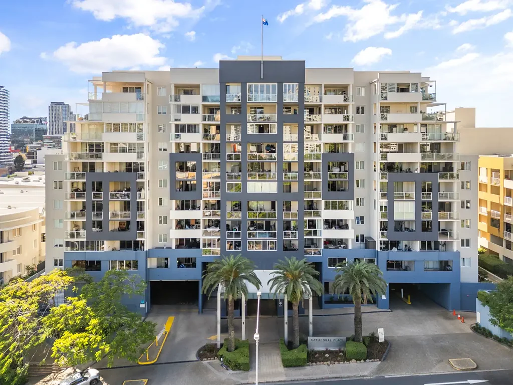 Fortitude Valley 1房 布里斯班地标公寓 81平米宽敞单卧 部分城市山景 Resort式泳池水疗 开放式设计 燃气厨房 楼内最大单卧布局 步行餐饮夜生活 TOP FLOOR CATHEDRAL PLACE APARTMENT WITH PANORAMIC CITY & POOL VIEWS