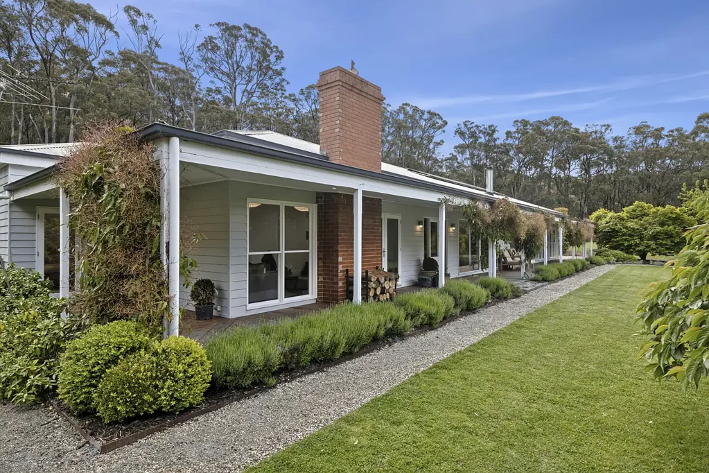 Romsey 4બેડરૂમ Glenfinnan House and Cottage - 
Two Homes, 10.37ha, One Exceptional Country Lifestyle