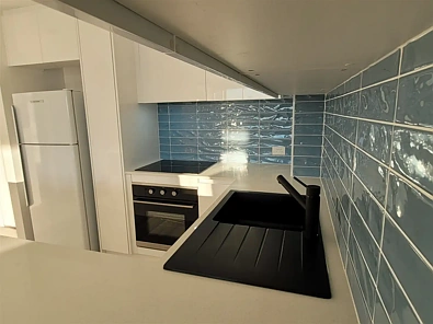 Surfers Paradise 2房  JUST LISTED Recently Renovated Waterfront Investment  $800pw on long term lease