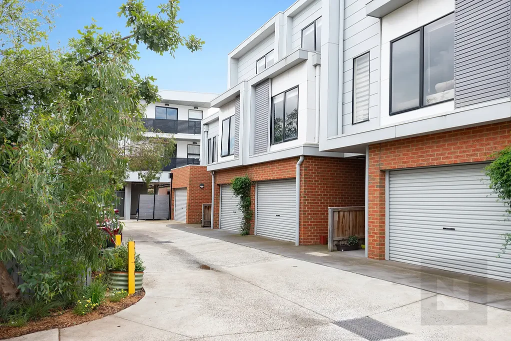 TRIPLE STORY TOWNHOUSE IN PRIME YARRAVILLE LOCATION