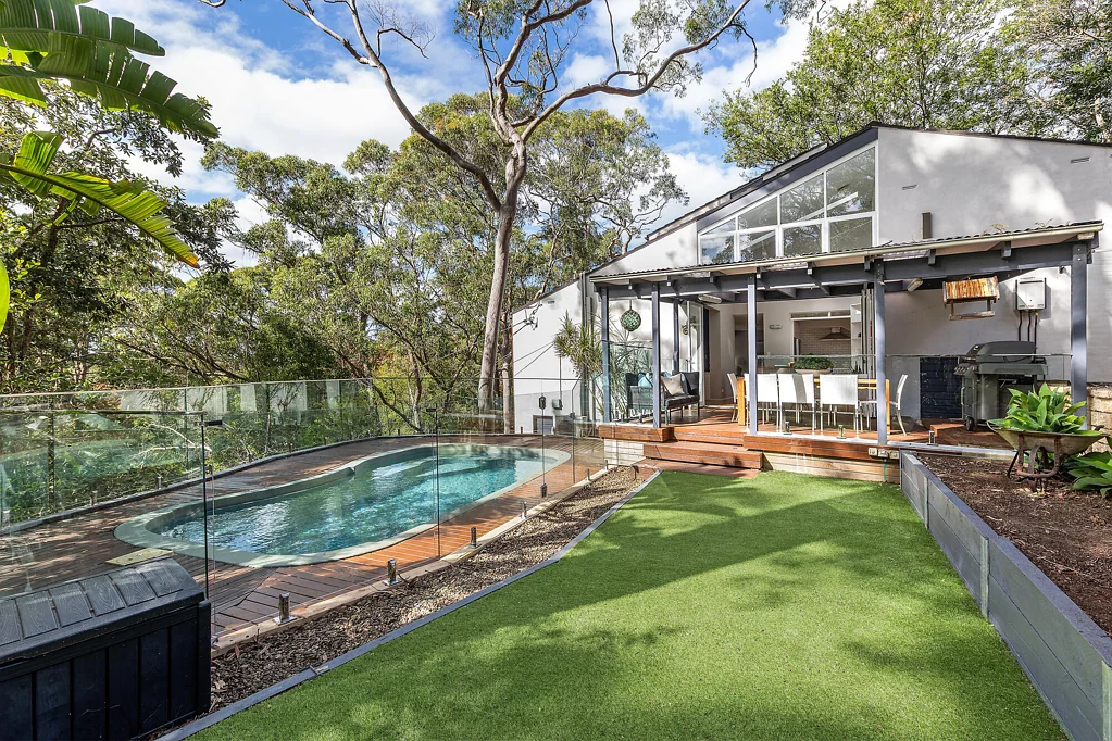 St Ives 5ห้องนอน Private, perfectly positioned family home with poolside appeal