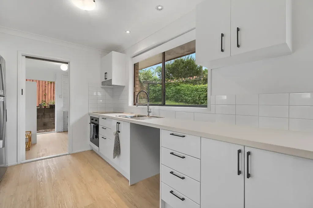 Southport 4Phòng ngủ Elevated, Single-Level Family Home in Prime, Central Location!