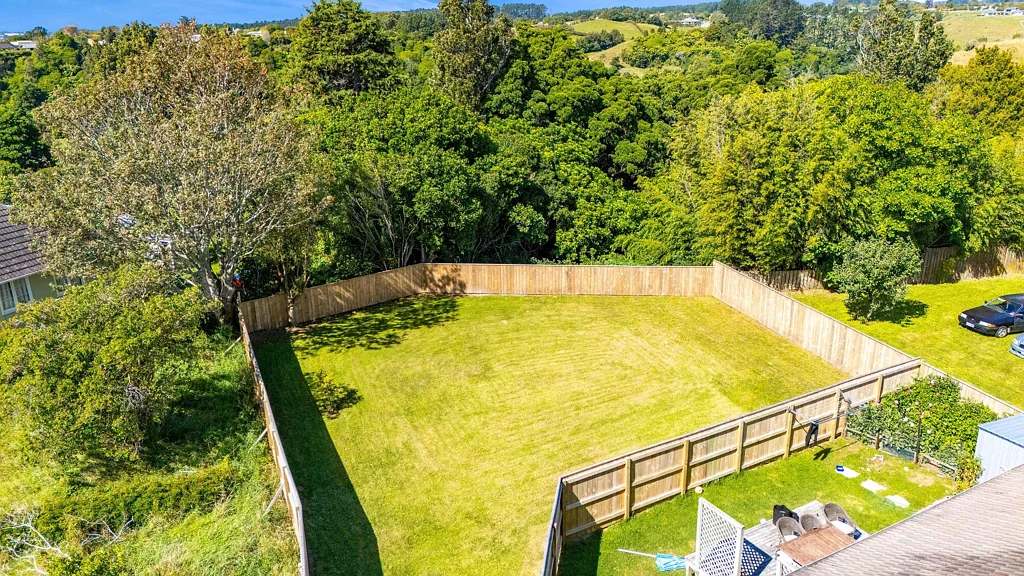 Merrilands Sunny and private with native bush backdrop