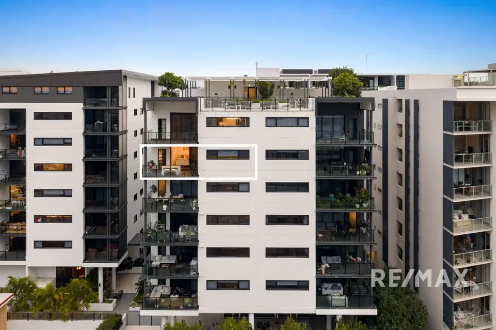 Stones Corner 3침실 Spacious Inner-City Living with Resort-Style Appeal