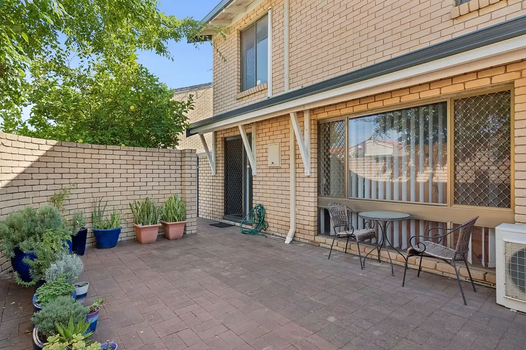 South Perth 3房  Spacious, Well Located & Full of Potential