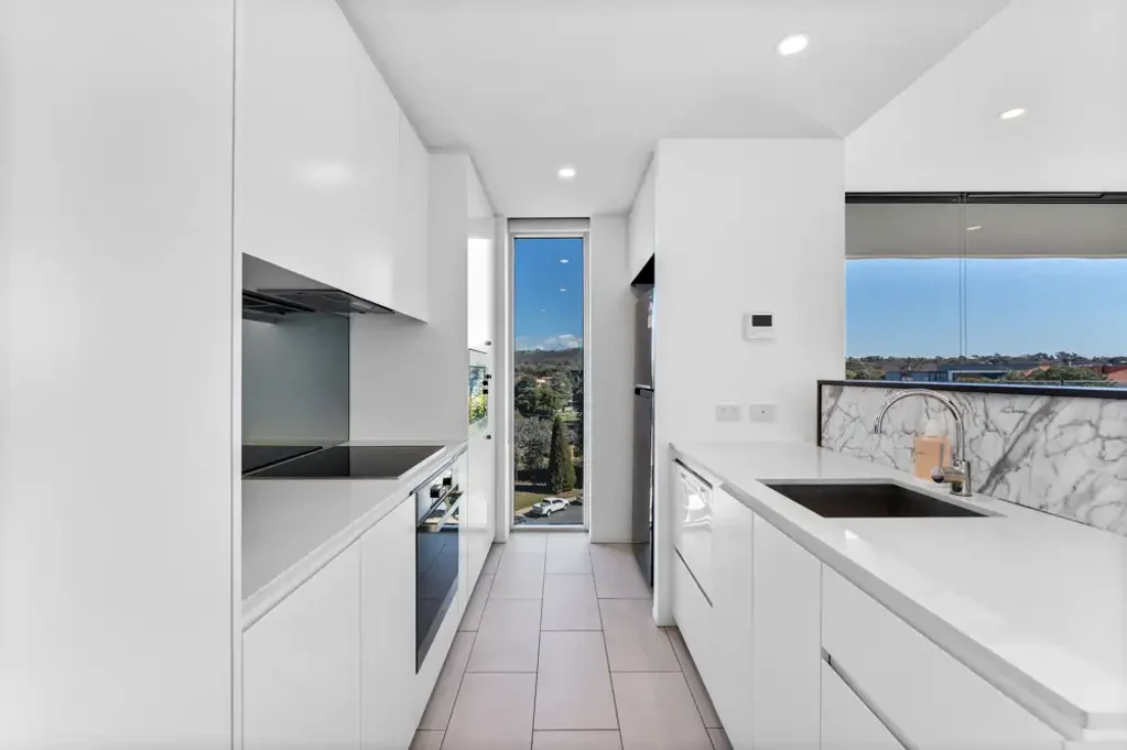 Barton 1房  Uninterrupted Views. Oversized Living. Blue-Chip Barton Address