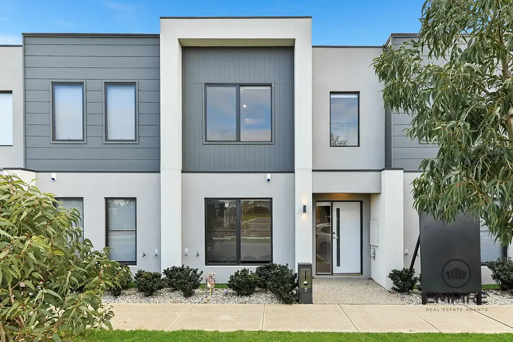 7 Zagros Street, Clyde North, VIC 3978