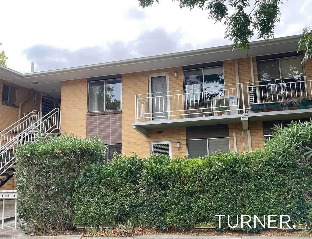 2 Bedroom Upstairs Unit - Walk to the CBD