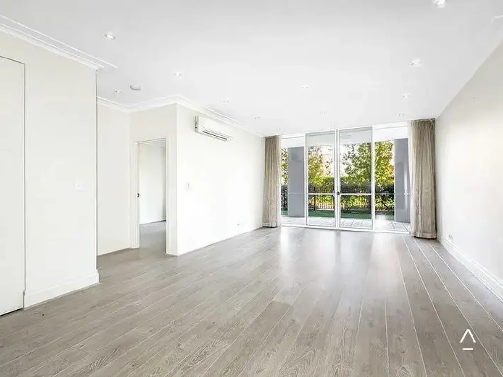 Modern Apartment With An Entertainers Courtyard