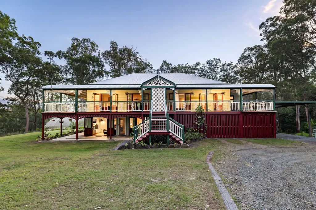 The Palms 6ห้องนอน Private Queenslander Retreat with Dual Living, Mountain Views & Sustainable Lifestyle Appeal