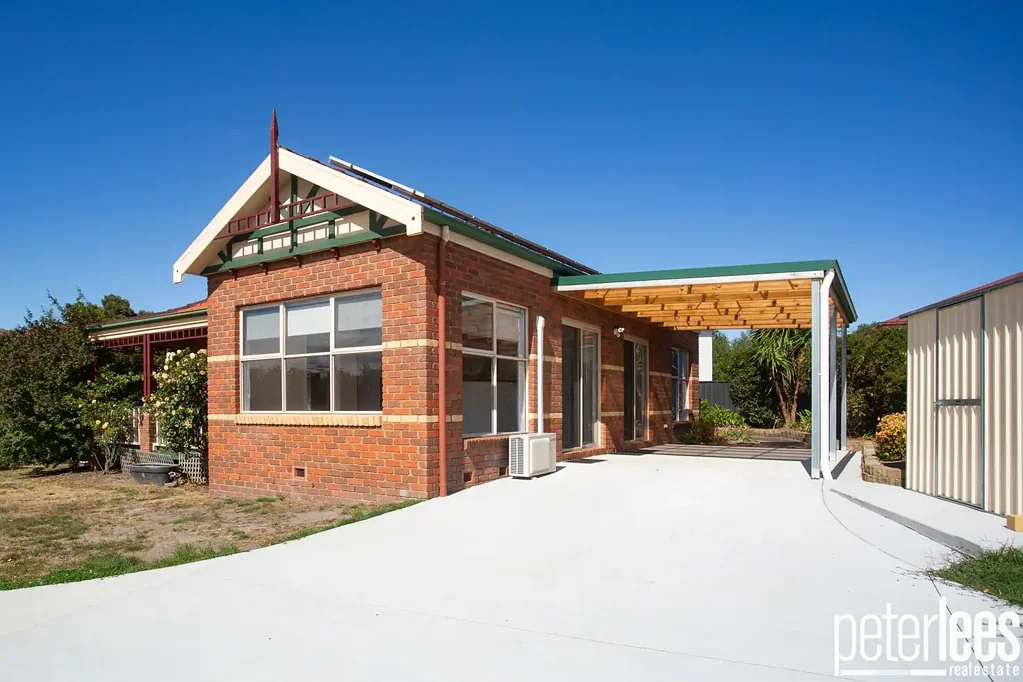 Legana 3બેડરૂમ Charming, Updated Brick Home in a Prime Location