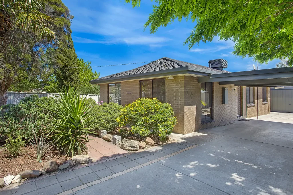 Spacious Three-Bedroom Home Close to the CBD and La Trobe University.