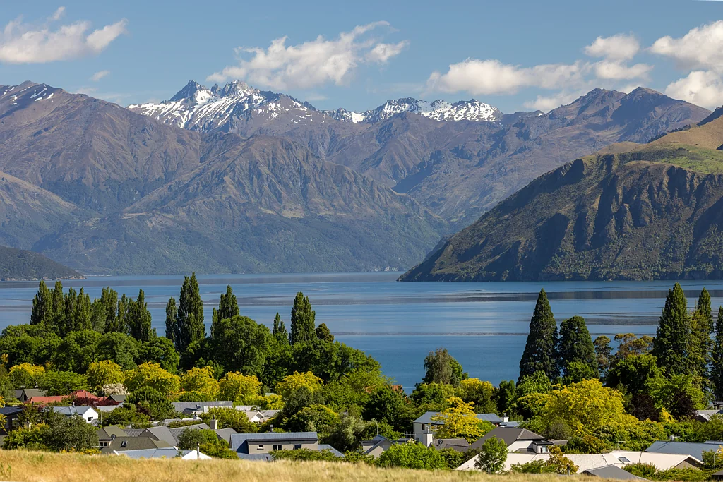 Wanaka  Forever lake and mountain views