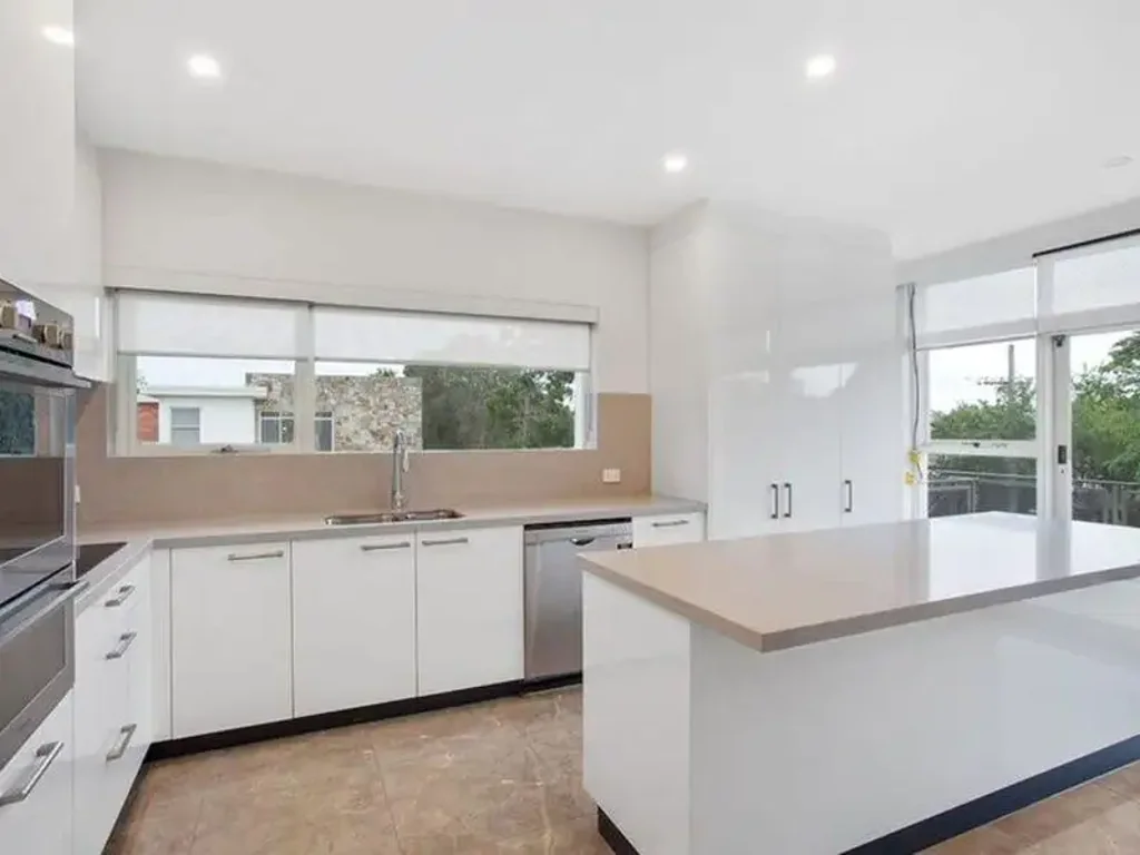 RETRO ENORMOUS 5 BEDROOM HOUSE BOASTING POSITION AND PRESTIGE WITH POOL! | HAVEN AGENTS