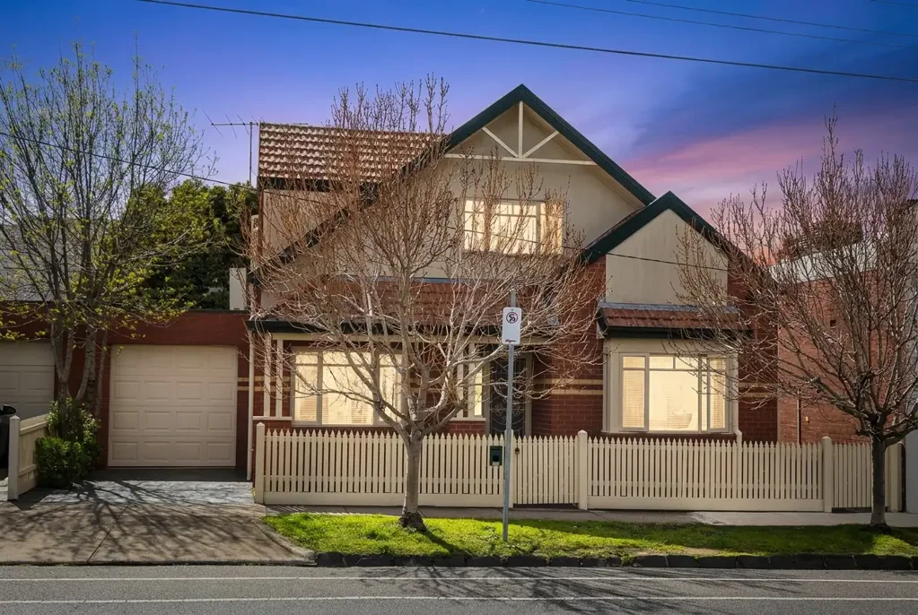 Essendon 3房 Essendon 备受推崇区域的独立住宅 Stand-Alone Living in a Prized Essendon Pocket